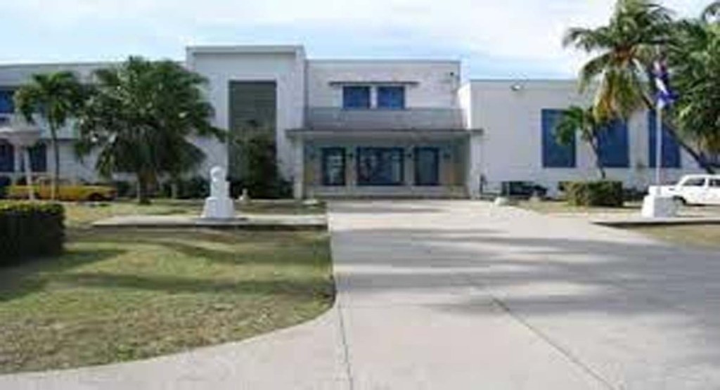 Exdecano de Facultad de Periodismo en Cuba respalda pedido de colega: no hay hilo quirúrgico en maternos de La Habana