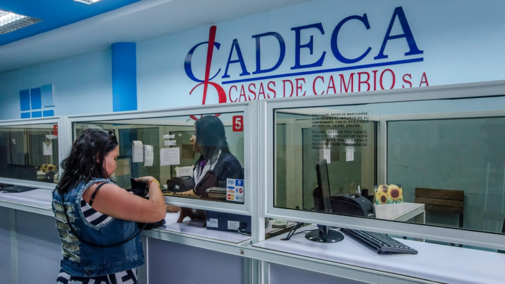 Cadeca impone comisión a depósitos de más de 40 mil pesos y los cubanos dentro de Cuba estallan en críticas