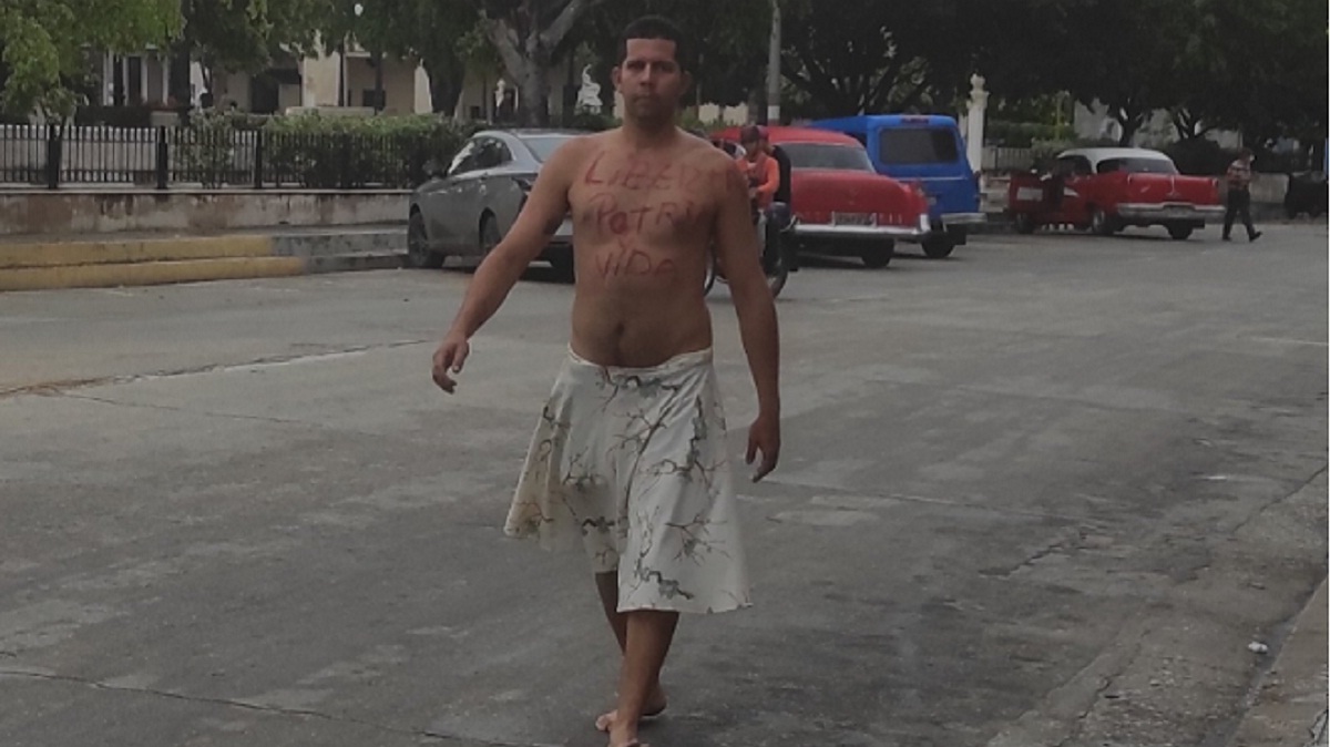 Cubano protesta en plena calle de Holguín: "Libertad, Patria y Vida" (+VIDEO)