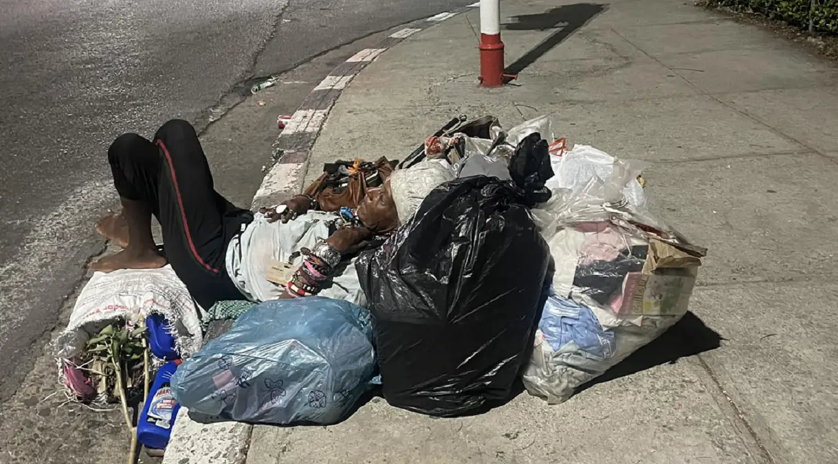 Cubana sin vivienda duerme con todas sus pertenencias en la calle 23 del Vedado