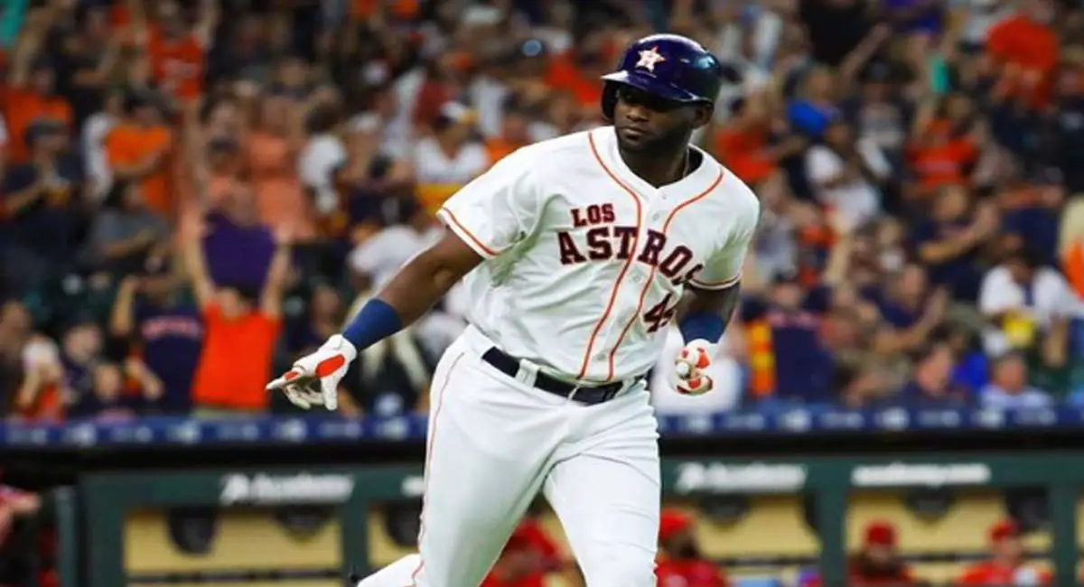 Yordan Álvarez conectó su octavo jonrón de la temporada