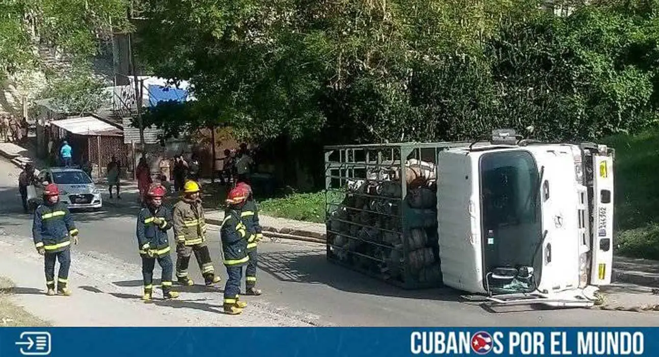 Un camión cargado con balitas de gas se volcó en Santiago de Cuba este sábado, según se pudo conocer a través de las redes sociales.
