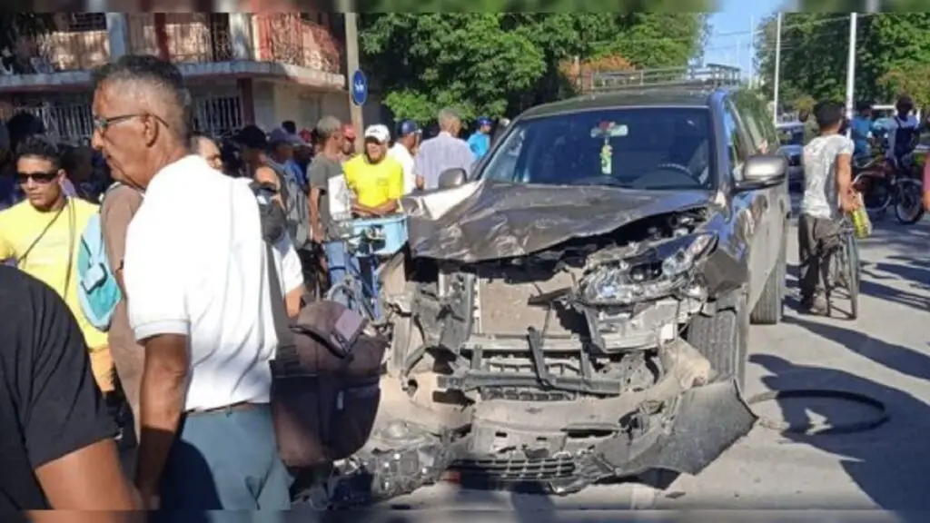 Carroza fúnebre colisiona con carro de caballos en Guantánamo