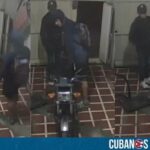 Dos ladrones fueron captados por una cámara de vigilancia cuando robaban una moto y una planta eléctrica en Camagüey, evidenciando una vez más los altos índices de delincuencia que se registran en la isla comunista.