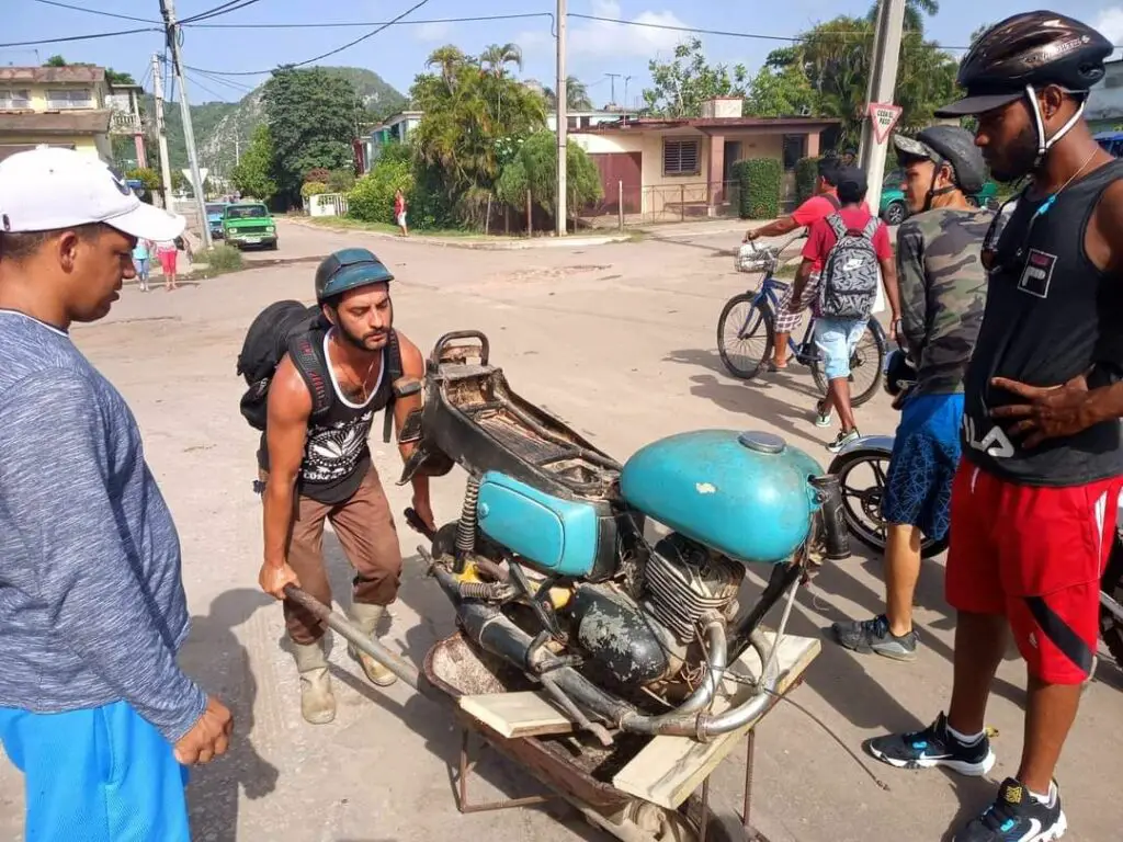 Insólito: Cubano lleva su moto desarmada en una carretilla para echar gasolina (+FOTOS)