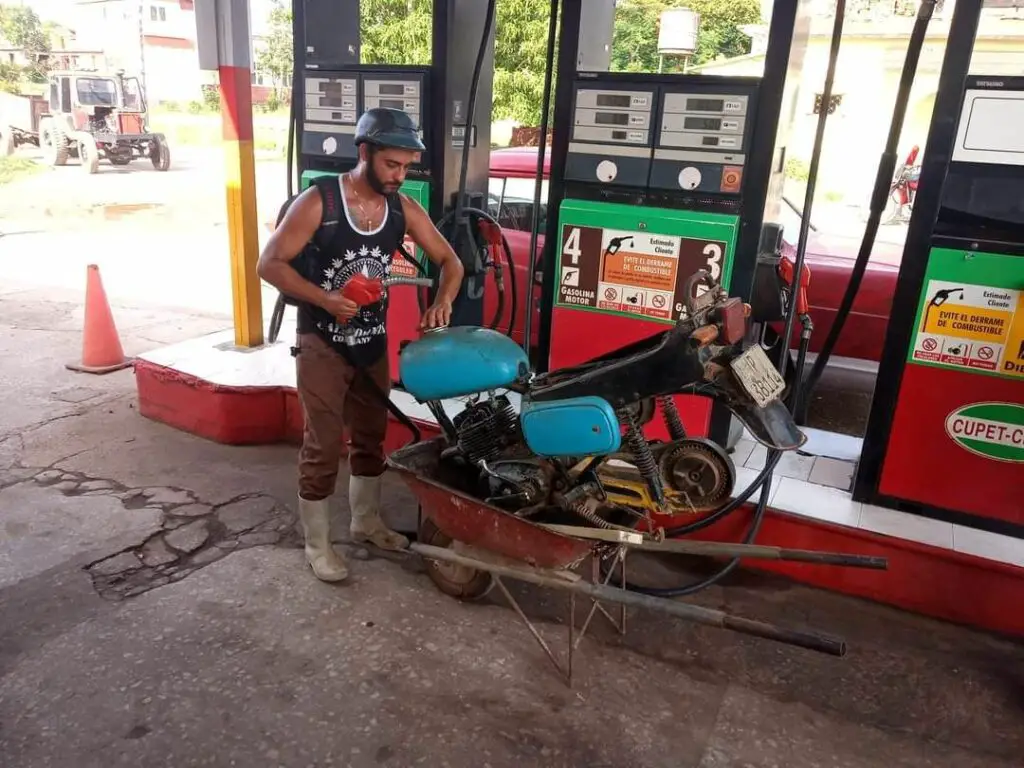 Insólito: Cubano lleva su moto desarmada en una carretilla para echar gasolina (+FOTOS)