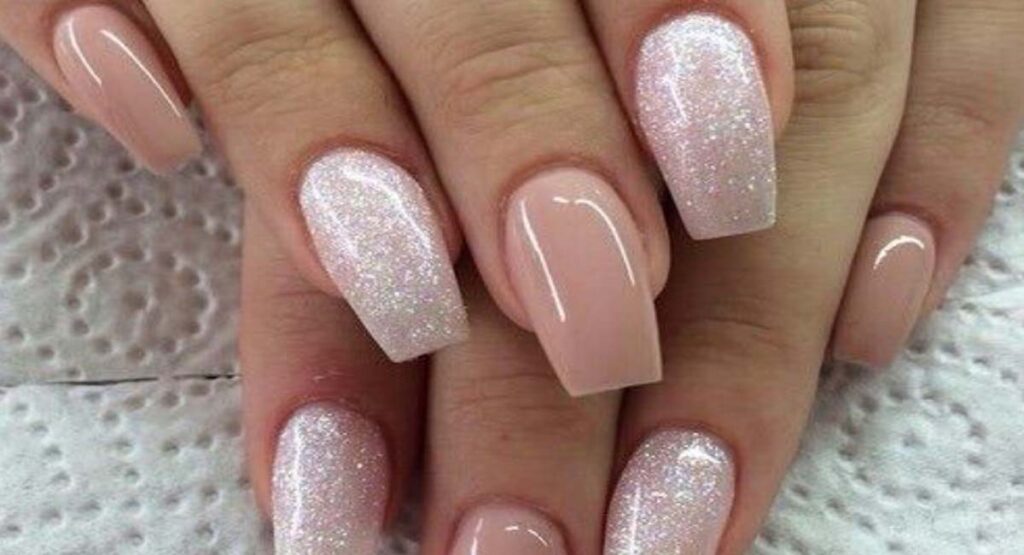 Cubana en Cárdenas ofrece sus servicios como manicura a quien no pueda pagarlo