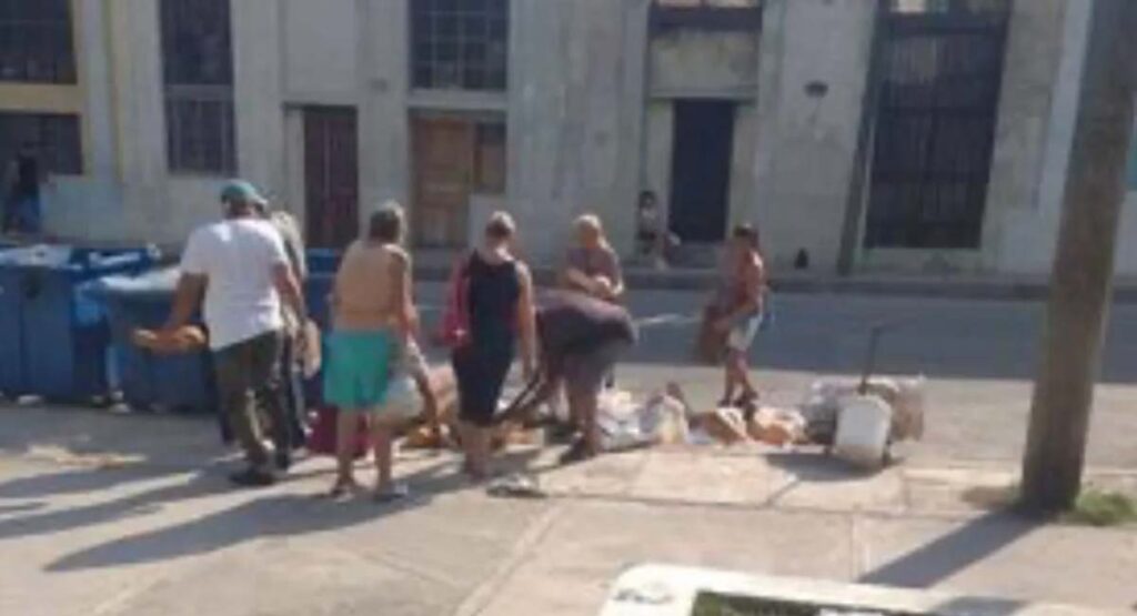 Captan a ancianos cubanos recogiendo calabazas de un basurero