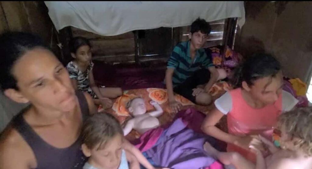 Piden ayuda para una madre cubana con seis hijos en Holguín