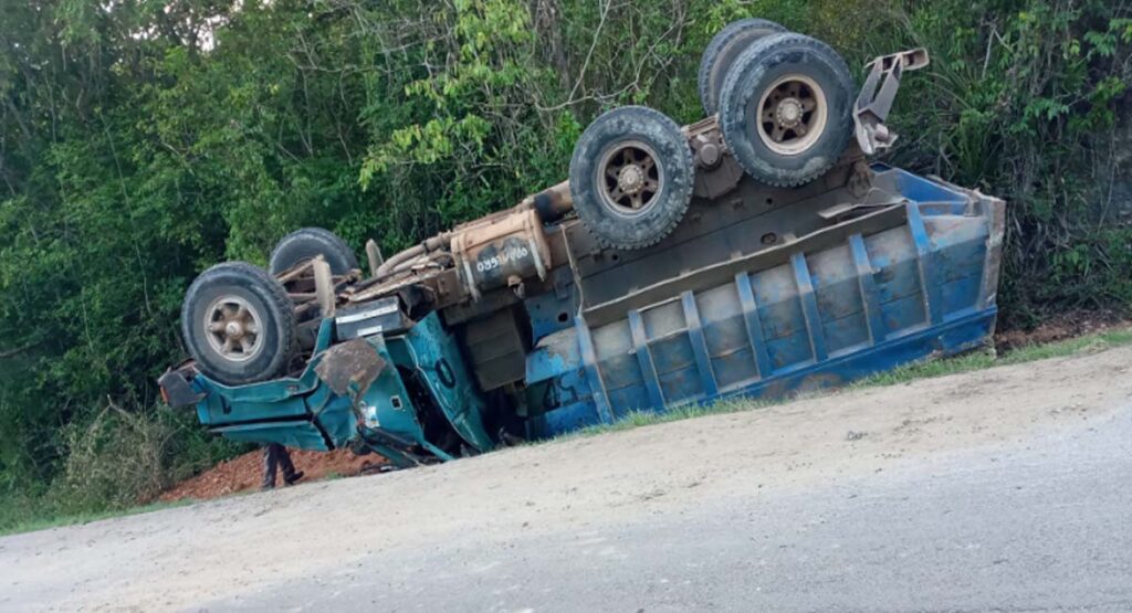 Camión termina volcado en carretera de Holguín