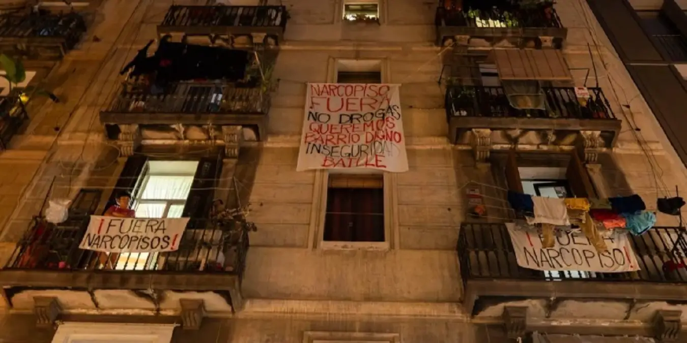 Los okupas cubanos, dominicanos y españoles, se adueñan de un edificio en Barcelona.