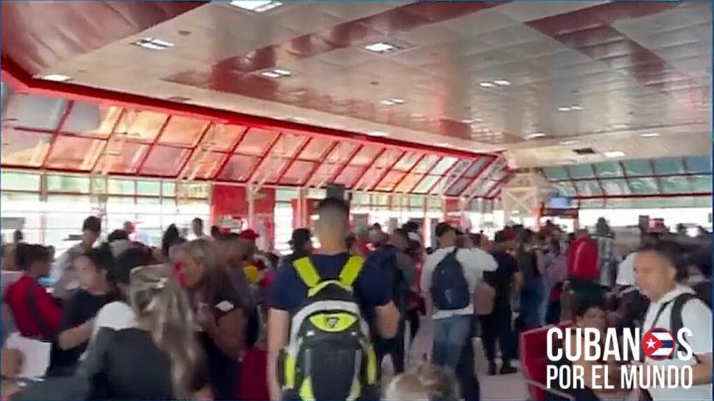 En los últimos días, se ha viralizado un video en las redes sociales en el cual se muestra al Aeropuerto Internacional de La Habana, abarrotado de cubanos que buscan huir de la isla, en su mayoría a Estados Unidos.