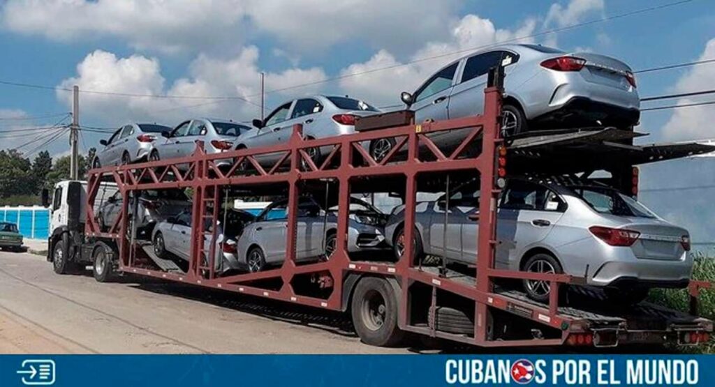 Sale a la luz una nueva evidencia de que el mal llamado “bloqueo” es solo una narrativa del régimen castrista para justificar su ineficiencia durante más de 60 años en el poder. En esta ocasión, trascendieron en las redes sociales imágenes de los autos importados desde Malasia que llegan a la isla comunista.