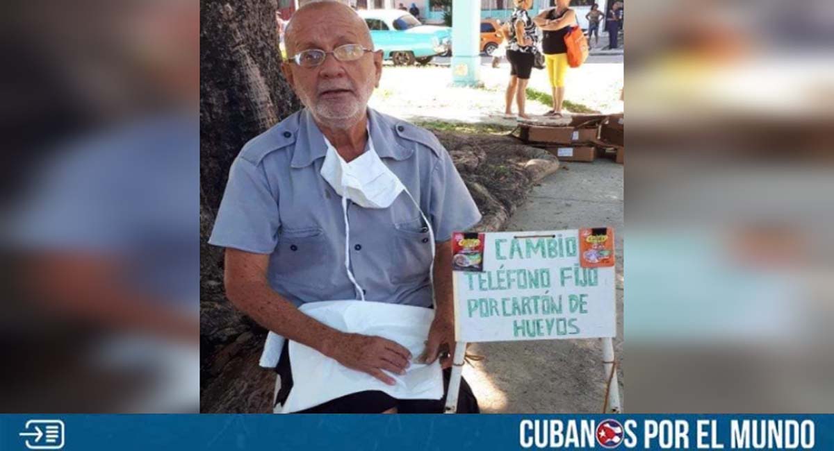 Anciano se hace viral en foto: cambia su teléfono fijo por un cartón de huevos