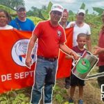 La dictadura castrista se sigue burlando del pueblo cubano, y en esta ocasión queda en evidencia al ver como un campesino destacado por su labor agrícola fue "premiado" con una regadera de lata.