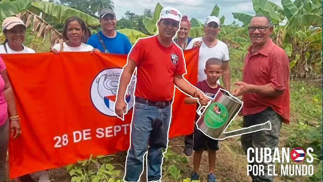 La dictadura castrista se sigue burlando del pueblo cubano, y en esta ocasión queda en evidencia al ver como un campesino destacado por su labor agrícola fue "premiado" con una regadera de lata.