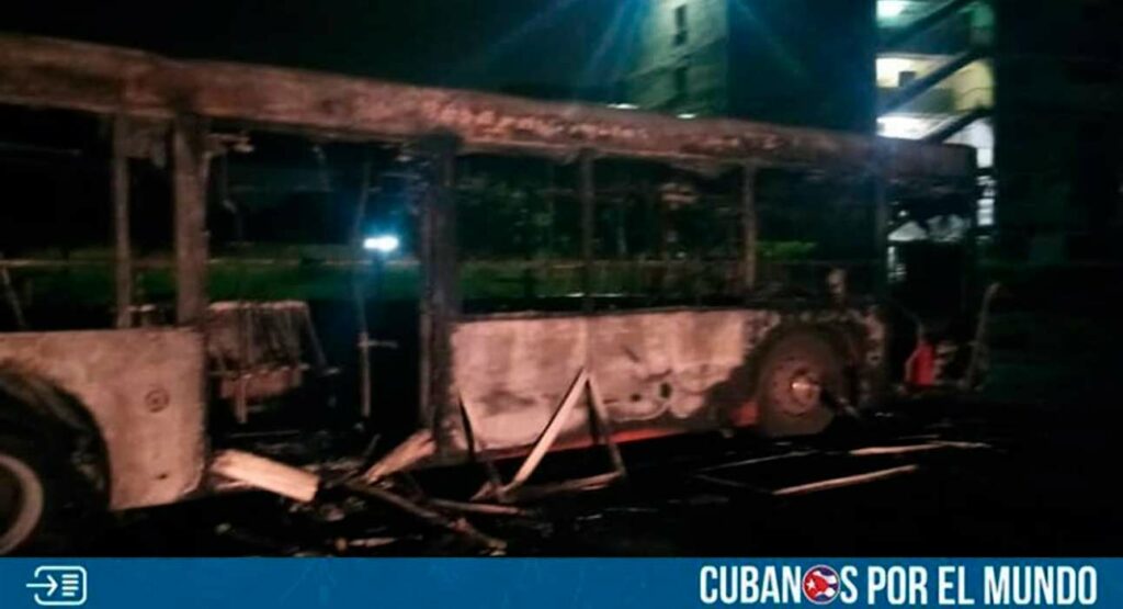Este jueves se reportó que una guagua fue consumida por las llamas en La Habana. Así lo dio a conocer la Empresa Provincial de Transporte de La Habana en sus redes sociales, en donde mostró imágenes del estado en que quedó la unidad tras el siniestro.