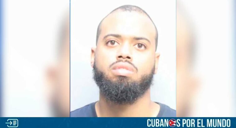 Un hombre de 24 años fue arrestado el jueves por la tarde por violar a una mujer que sacaba la basura en su casa en el noreste de Miami, según la policía.