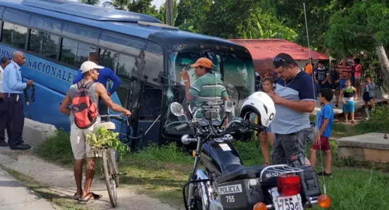 Ómnibus y camión protagonizan un accidente de tránsito en Granma