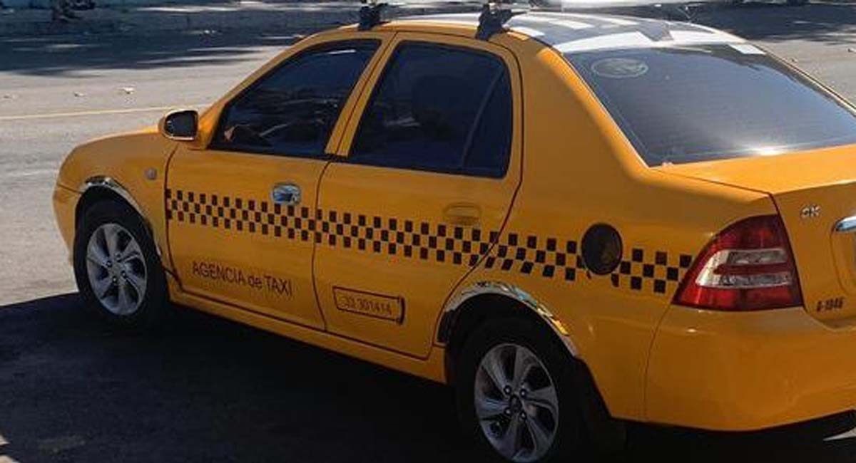Taxista cubano no le cobra a mujer y le dice que con el dinero le compre galleticas a la niña
