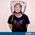 El rapero estadounidense Tekashi 6ix9ine fue detenido y fichado por las autoridades dominicanas la noche del domingo 15 de octubre, luego de que se le acusara de haber agredido físicamente a dos productores musicales y presuntamente a la cantante Yailin "La Más Viral" el pasado jueves 12.