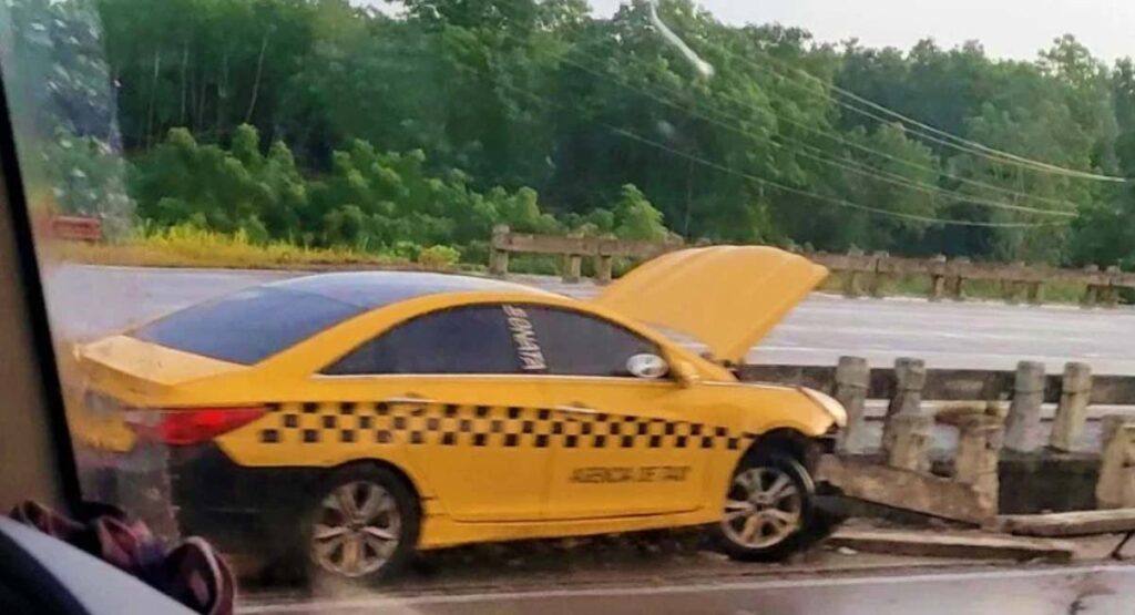Accidente de tránsito en Mayabeque: Taxi sale de circulación al estrellarse contra un puente