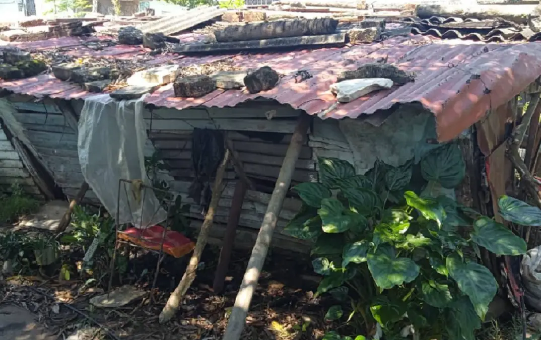 Madre cubana de tres hijos necesita ayuda en su casa en peligro de derrumbe