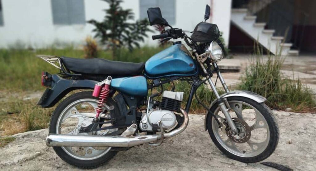 Roban moto a médico cubano; ofrece recompensa para recuperarla