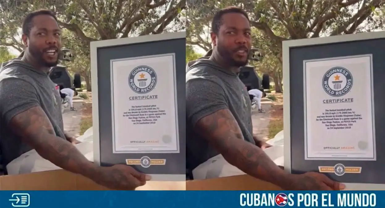 El pelotero cubano, Aroldis Champan, el certificado del Guinness World Records por el pitcheo más rápido en la historia de la MLB.