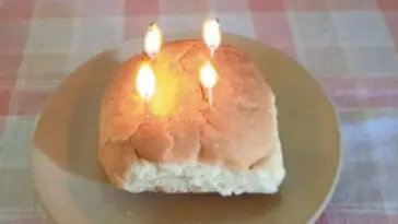 Con un pan de la bodega, así tuvo que celebrar un cubano su cumpleaños