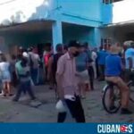 Una odisea deben vivir los cubanos dentro de la isla para poder comprar pan, y así quedó evidenciado en un nuevo video que fue publicado en las redes sociales, en el que se muestra las largas colas que hay para alcanzar el alimento.