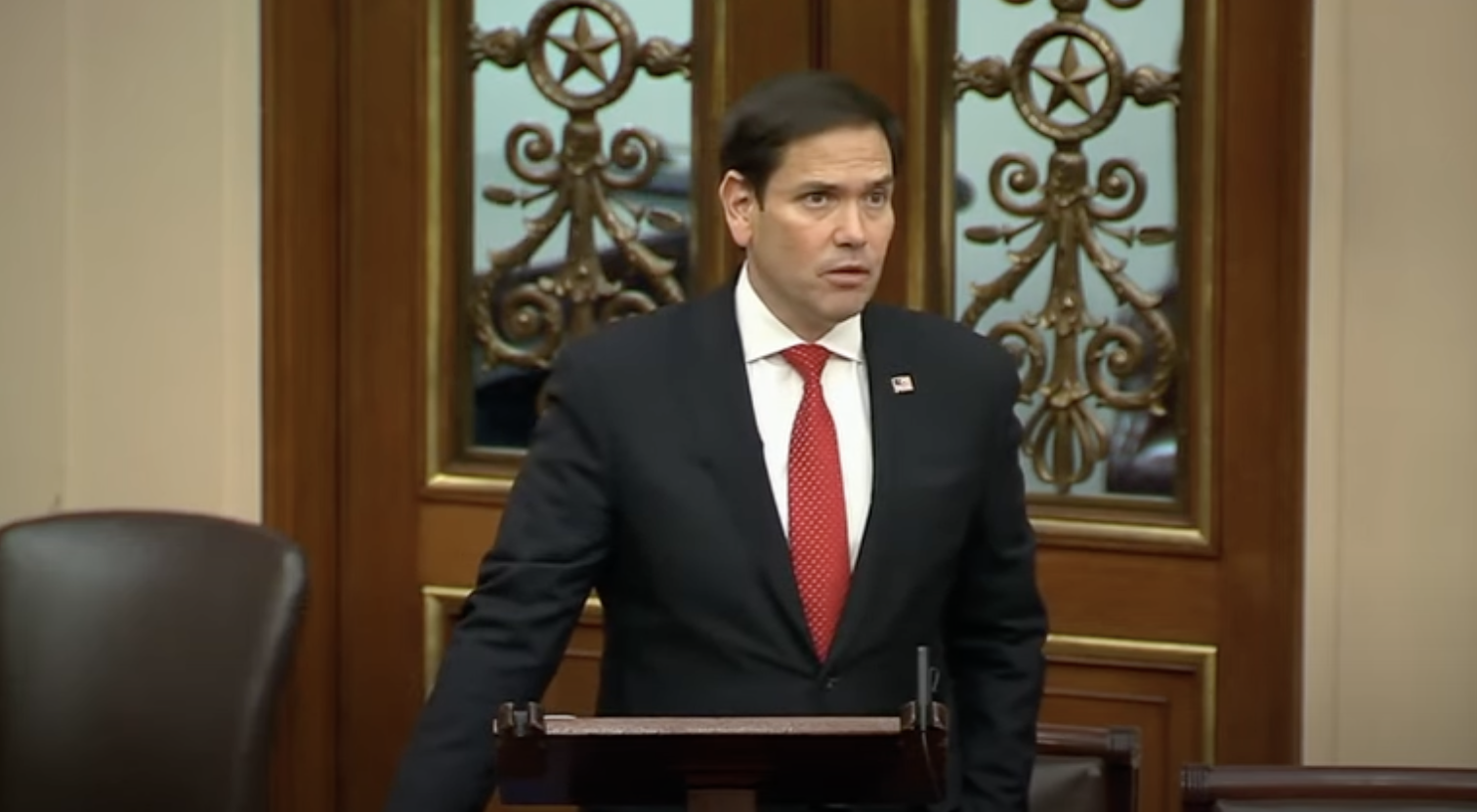 El senador republicano por Florida, Marco Rubio, exhortó a la administración de Joe Biden a restringir los vuelos entre Estados Unidos y China, debido a que en el país asiático se están reportando una enfermedad respiratoria "misteriosa" que se están propagando.