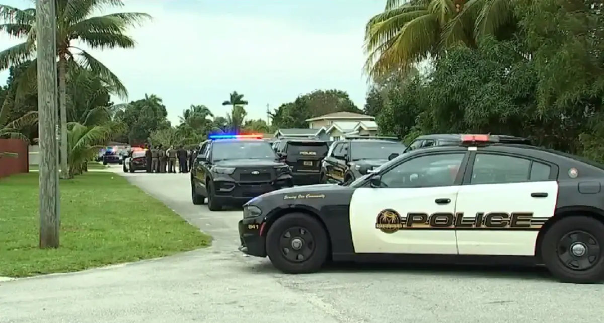 Una mujer fue asesinada a balazos frente a sus hijos en el vecindario de Miramar, específicamente en Desoto Drive, cerca de Normandy Street.