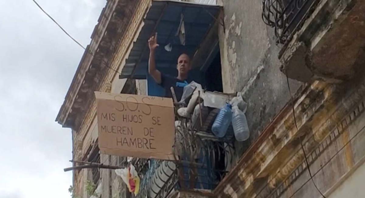 Opositor cubano fue despedido de su trabajo y protestó con un cartel en su casa: “Mis hijos se mueren de hambre”