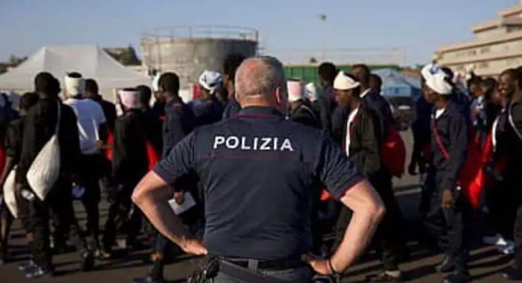 Migrantes cubanos detenidos en centro para refugiados en Italia, tras la muerte de un migrante de Guinea