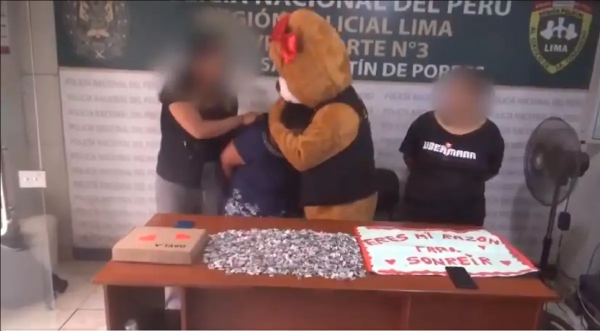 Policía en Perú se disfraza de oso para atrapar a narcotraficantes