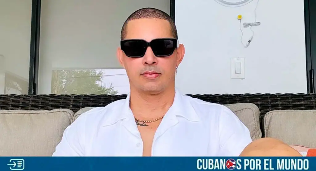 El artista cubano Leoni Torres confesó en sus redes sociales que se realizó un trasplante capilar recientemente, y mostró parte del proceso.