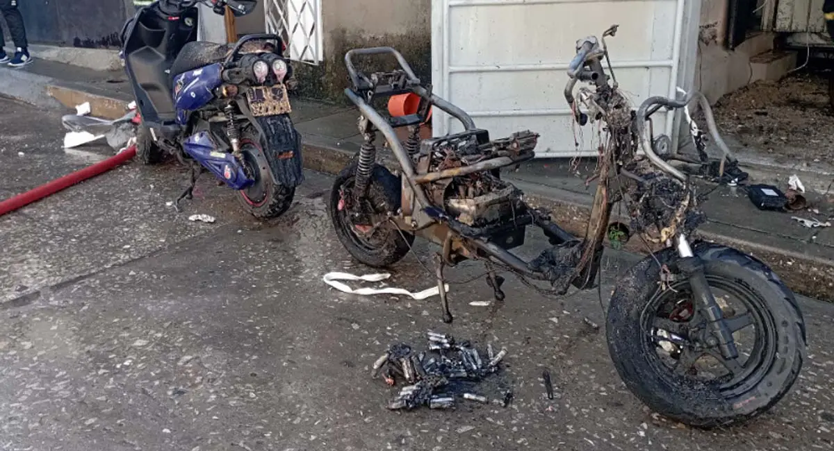 OTRA MÁS: Reportan el incendio de una moto eléctrica en Santa Clara