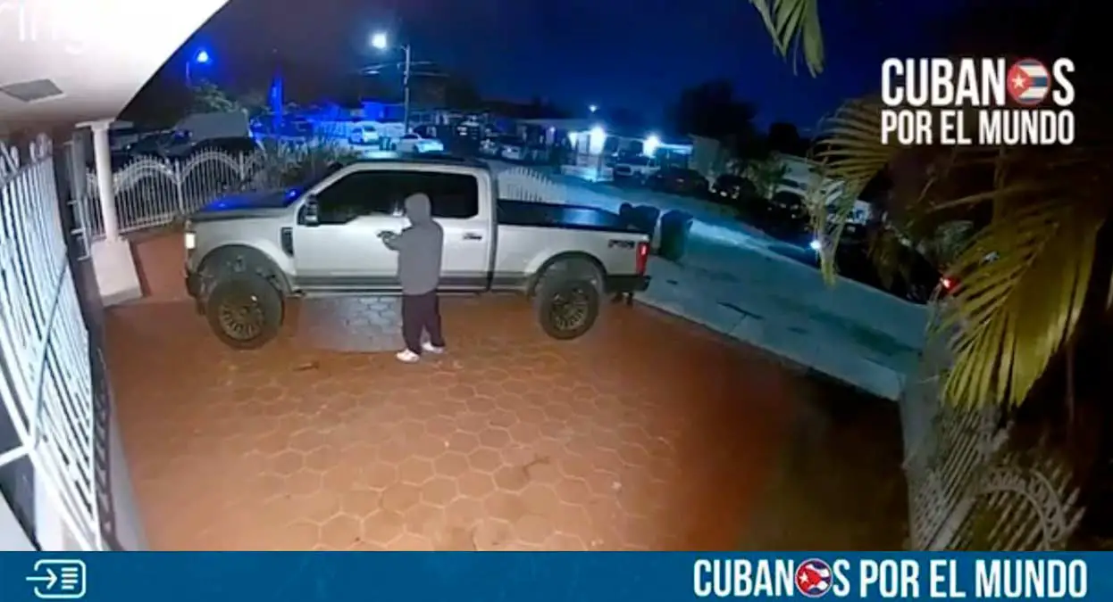 En cámara quedó captado el momento en que se robaron una camioneta en Miami cuando estaba parqueada a las afueras de una vivienda.