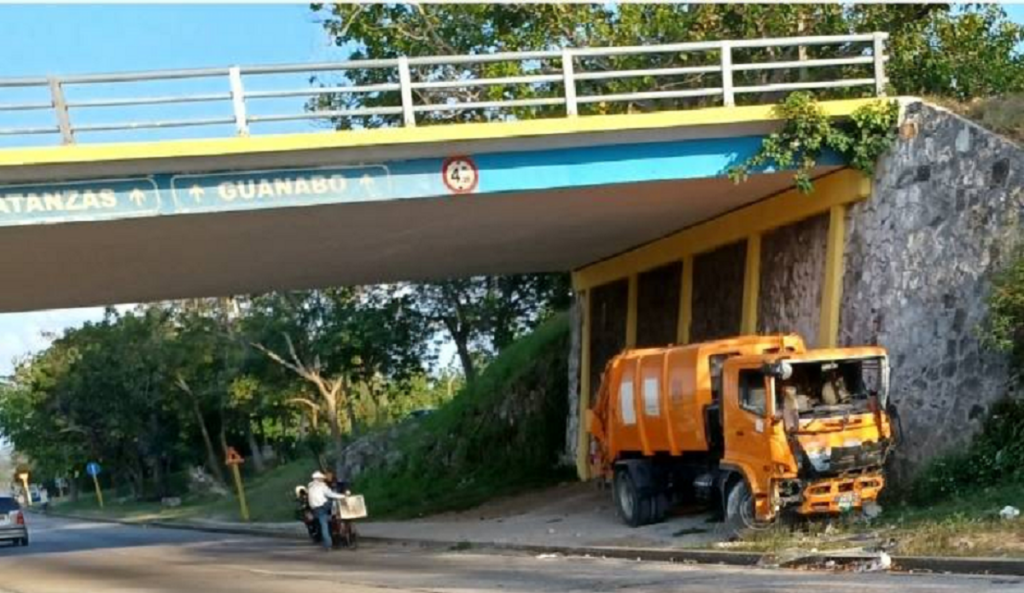 ¡Uno menos! Reportan choque de camión de basura en La Habana