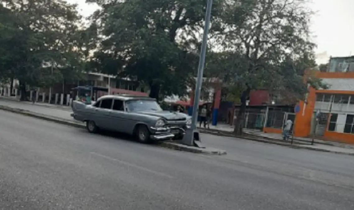 La Habana: Auto choca contra poste de alumbrado público