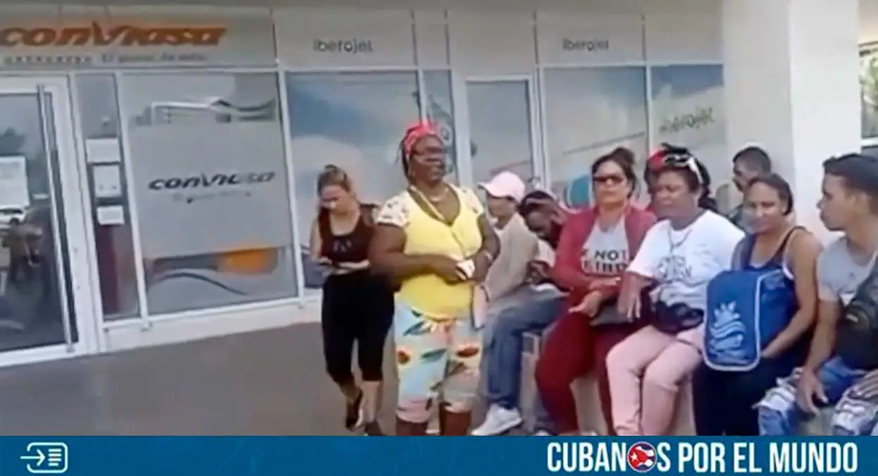 En La Habana, específicamente en el área de Miramar, cubanos esperanzados se han aglomerado en las inmediaciones de la oficina de Conviasa, la aerolínea del régimen venezolano, con el objetivo de comprar boletos aéreos hacia Nicaragua.