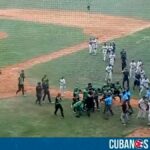 Autoridades deportivas de la isla comunista sancionaron a los jugadores y entrenadores que protagonizaron una pelea en el estadio de Cienfuegos en días recientes.