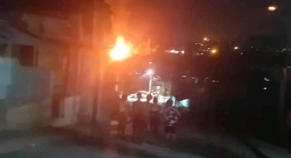 Reportan un incendio de grandes proporciones en una casa de Santiago de Cuba