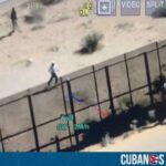 El Departamento de Seguridad Pública de Texas publicó esta semana imágenes aéreas del momento en que fueron detenidos varios migrantes cuando intentaban cruzar la valla fronteriza hacia los Estados Unidos.