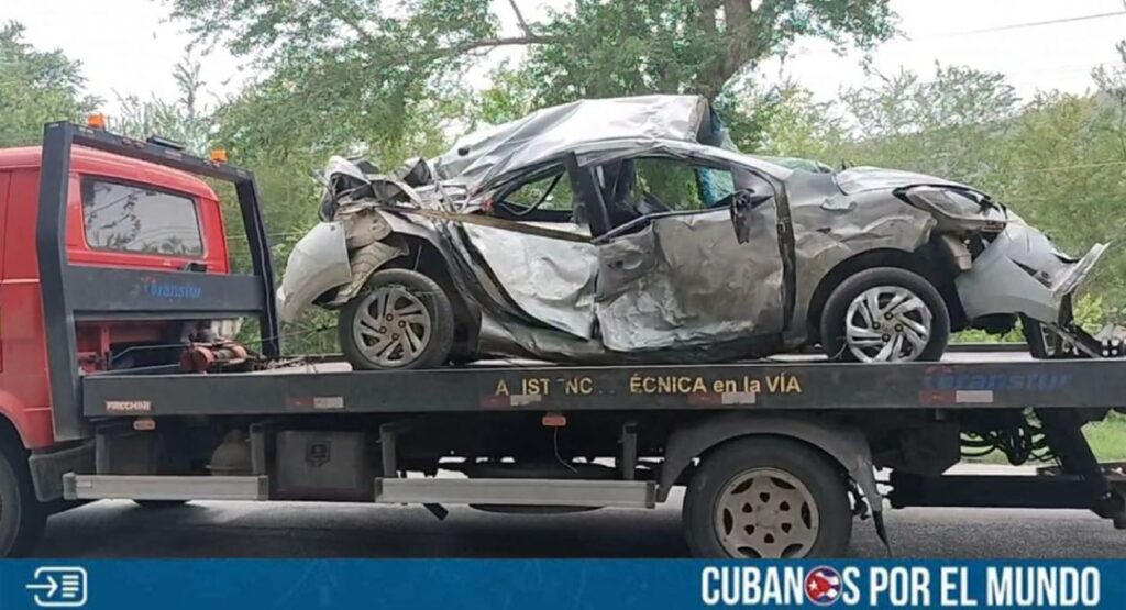 Totalmente destrozado quedó el auto involucrado en un fatal accidente en Holguín que dejó a tres personas fallecidas, ocurrido el pasado fin de semana, según se pudo apreciar en imágenes publicadas en las redes sociales en las últimas horas.