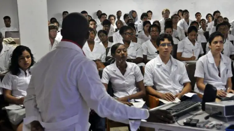 La impotencia médica cubana carece de personal, por lo cual, las nuevas medidas por parte del Ministerio de Salud, MINSAP, es la contratación de estudiantes de medicina para que trabajen en los hospitales de La Habana.