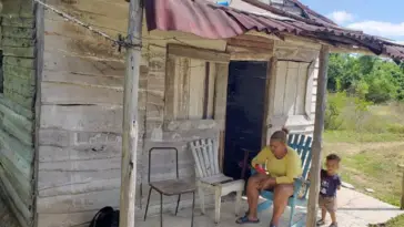 Piden ayuda para conseguirle un hogar a niño cubano con discapacidad física y su madre