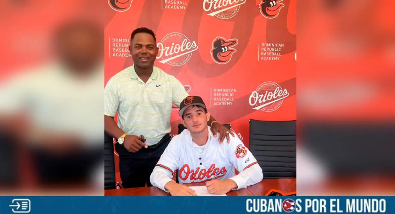 El joven pitcher cubano Reykelly Rubi, de 18 años, firmó oficialmente un contrato con el equipo de las Grandes Ligas, Orioles de Baltimore.