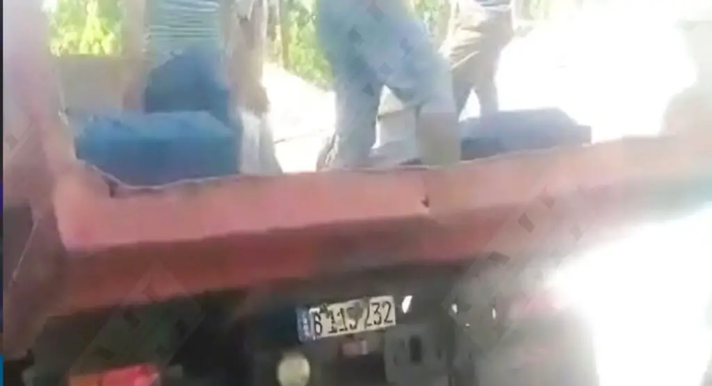 Utilizan camión de volteo como carro fúnebre en Santiago de Cuba